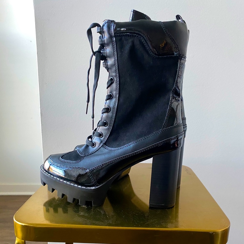 🌿⚪️⚫️Brand New AKIRA BLACK Platform Heeled Boots!